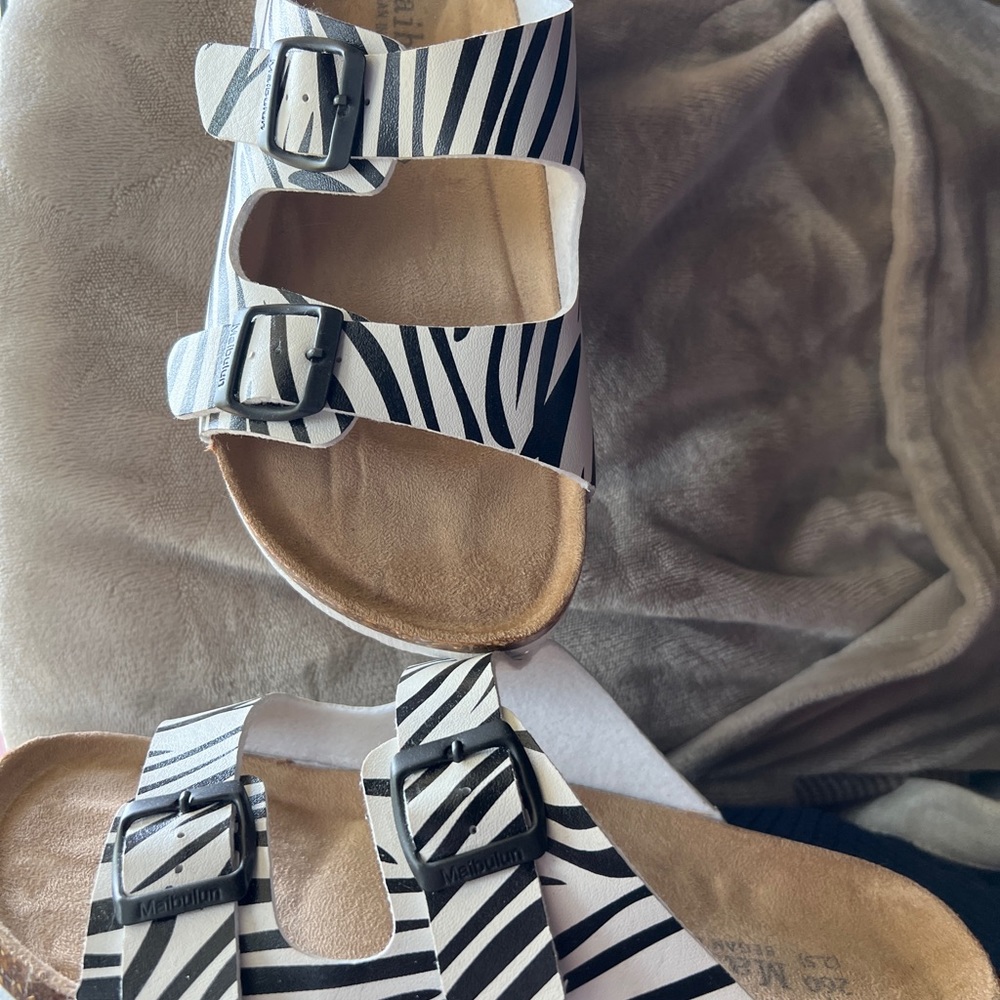 woman’s sz 10 slip on with buckle